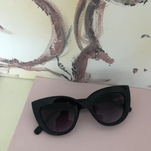 Solglasögon  - Säljer dessa svarta solglasögon som jag inte minns var de är ifrån... 😸 Kan kännas lite lösa i skalmarna men sitter jättebra på. Köparen står för frakten 💌 Skriv för fler bilder! 