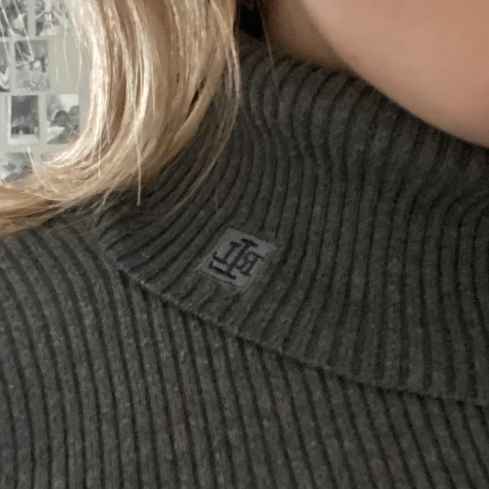Stickad polotröja från Lauren Ralph Lauren som är ett av Ralph Laurens märken. Märke på kragen finns på sista bilden. Stickat.