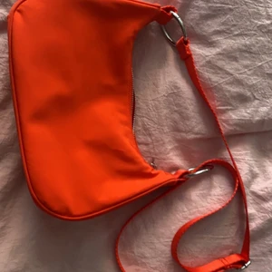 Väska från weekday - superfin röd väska från weekday!! säljer då jag aldrig använder den💕💕 det är justerbara band!