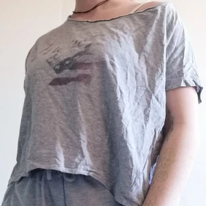 Grå Off The shoulder t-shirt med text  - En stor grå tisha som är off The shoulder och från serious sally. Texten säger you're a star med en stjärna som amerikanska flaggan. Mysig som hemma tröja tycker jag iallafall. Ganska använd men kvalitén är bra så den funkar ju ändå. Köpare står för frakt vill ja bara säga. 