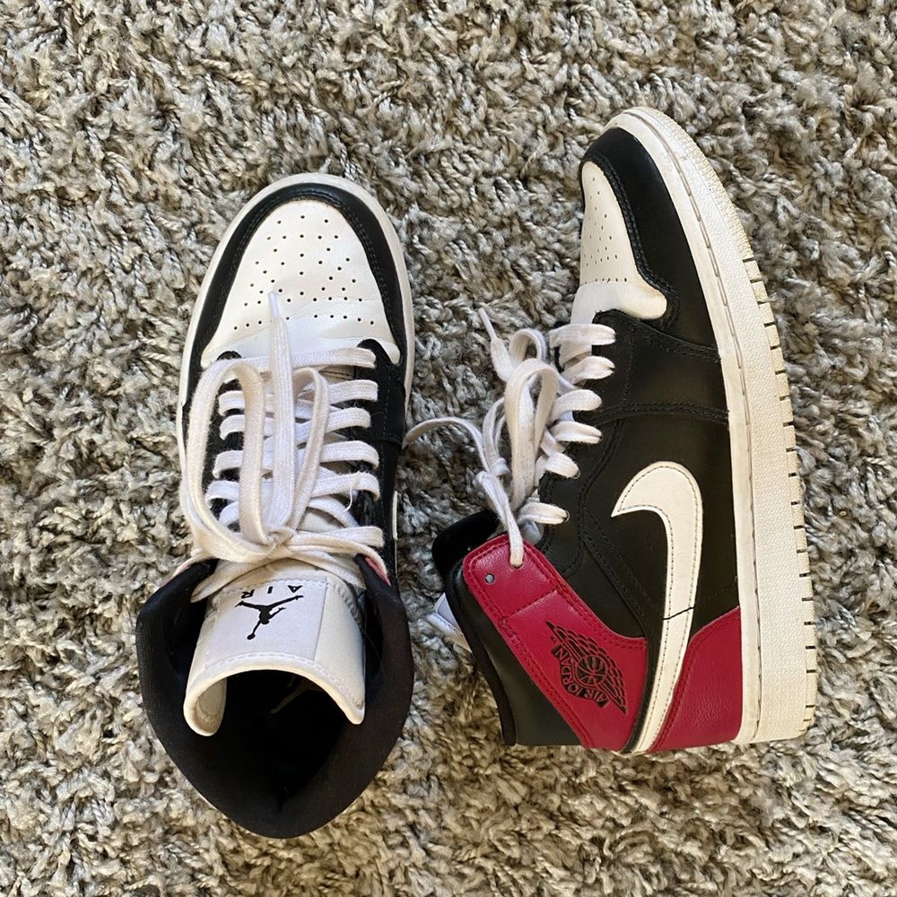Intressekoll på dessa sjukt snygga jordans!❤️🌸 Är i bra skick🌸🤍 storlek 38🤩💕 Kostar just nu ca 5 000kr på farfetch💕⭐️ Kör budgivning om många är intresserade!🌸 Skriv om ni vill ha fler bilder eller har någon fråga🤍 högsta bud just nu📌 1850kr❤️ KÖP DIREKT 2000kr. Skor.