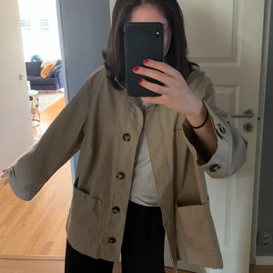Jacka  - Tunnare beige jacka i storlek L men sitter snyggt oversized på mig som har xs/s. Lite trenchcoat liknande! 