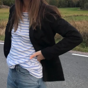 Svart kavaj  - Svart, tidlös, tunn kavaj. Perfekt över klänning eller tshirt. Passar alla tillfällen!!