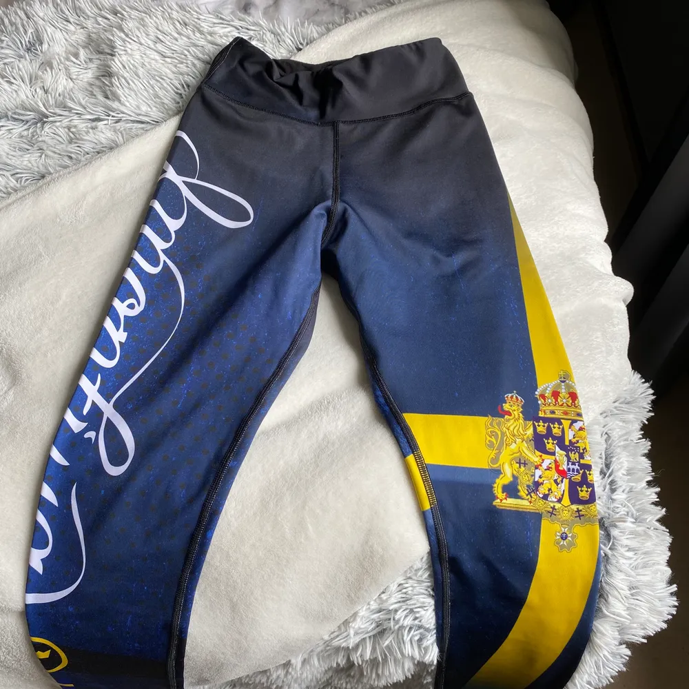 Tights med Sverige mönster. Använda någon gång så dem är i nytt skick. . Jeans & Byxor.