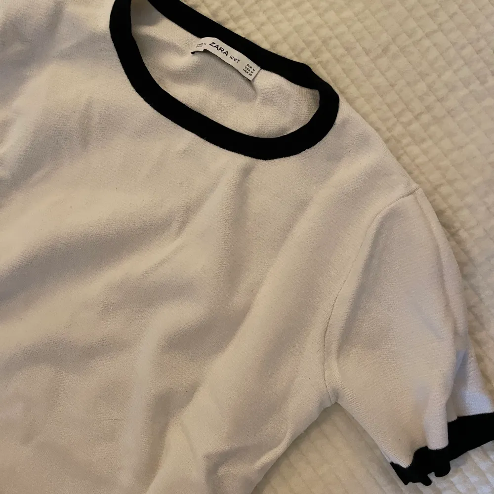 SuperSKÖN och vit lite tjockare stickad t-shirt med fina svarta kanter. 🖤🤍 Passar XS-M. T-shirts.