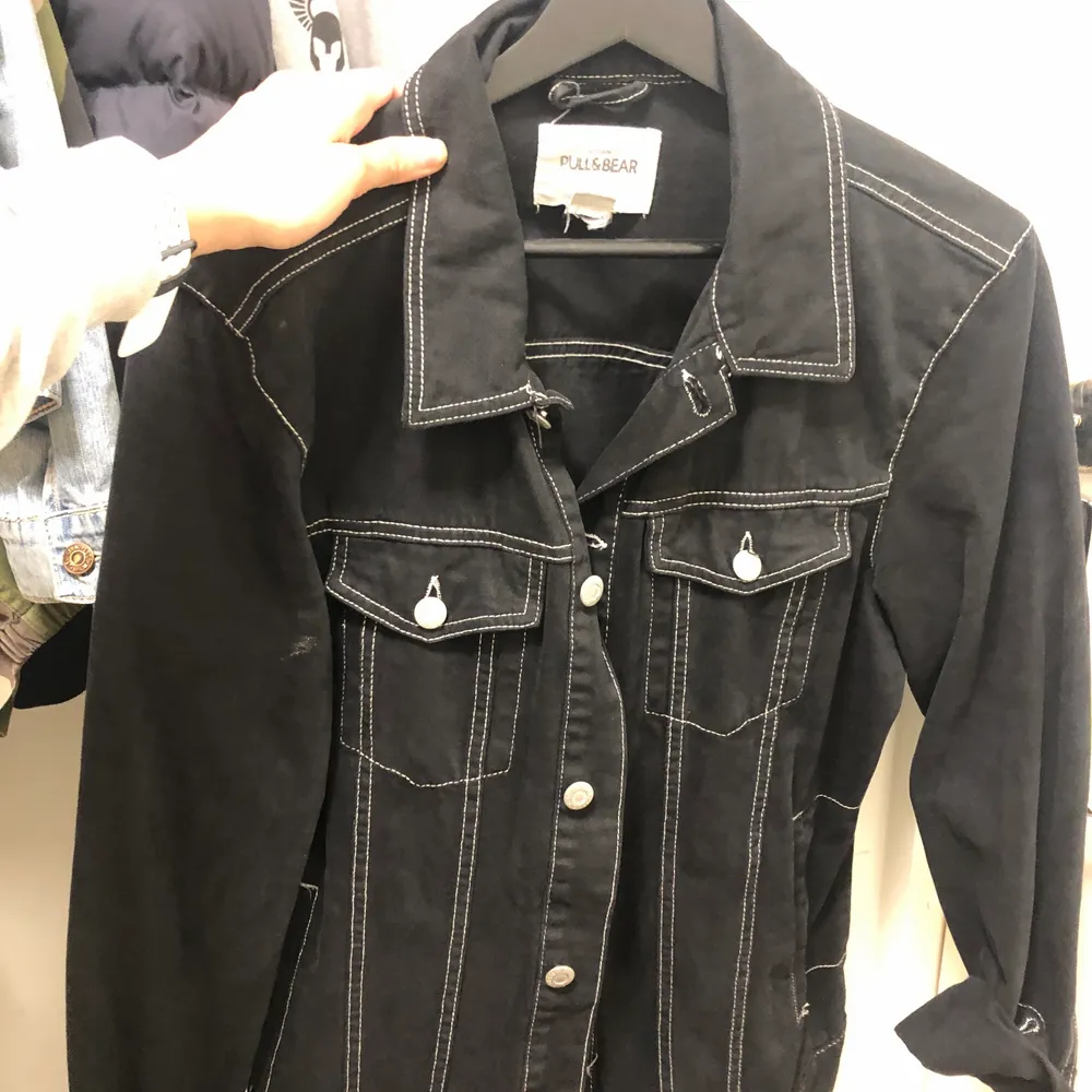 Från pull and bear . Passar storlek 34/36. Kan mötas upp eller så betalar köparen frakt. Jackor.