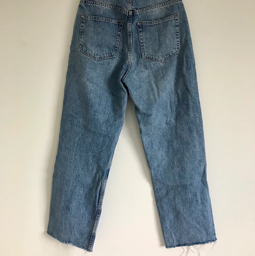 Högmidjade jeans från Gina Tricot i rak modell.  Avklippta nedtill. Innerbenslängd cirka 65 cm. Storlek 36.  Använda men i bra skick. . Jeans & Byxor.