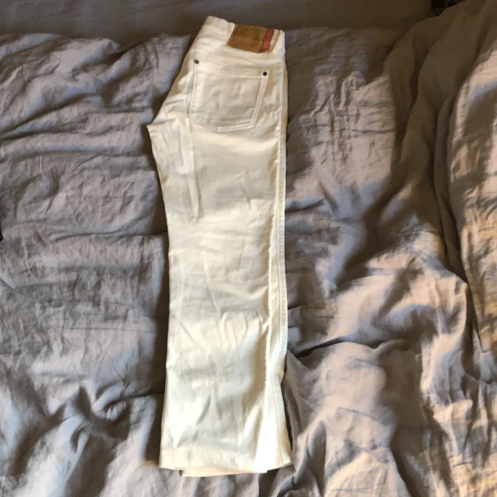 Acne studios blå konst jeans. Bra skick då jag inte använt dom så ofta men logan där bak är lite sliten av bälte. Väldigt bra pris nypris 1500 kr!. Jeans & Byxor.