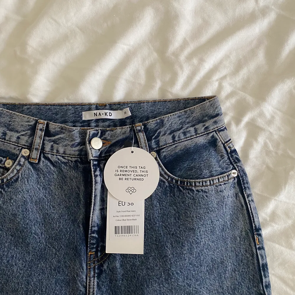 helt oanvända jeans från nakd med prislappen kvar! lite ”kortare” längd och i mom fit modell🤎  lite mindre i storleken då dem passar mig som brukar ha s/36 i byxor. Jeans & Byxor.
