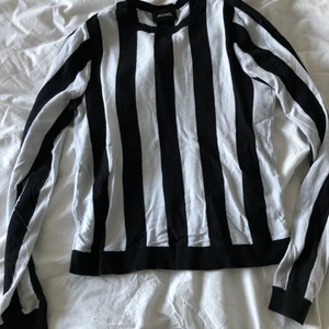 Randig tröja  - En randig tröja från Monki i storlek M.