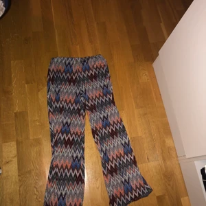 Snygga bootcut byxor - Stolek XS använda ett fåtal gånger, fint skick! Passar perfekt nu till våren! Kan frakta och köparen står för det!🥰