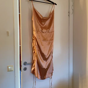 SHEIN klänning Roseguld.  - Säljer pågrund av för liten storlek, aldrig använd enbart provat en gång. Helt nytt sick. Mjukt material med glänsande ton. 