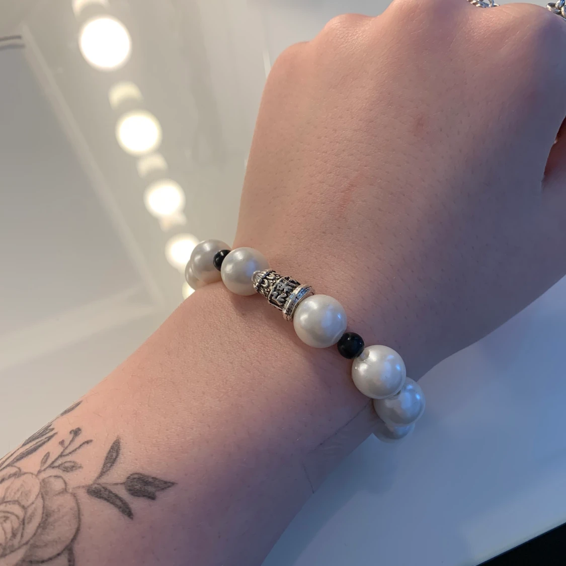 Pärlarmband svart, vitt & antiksilver - 90