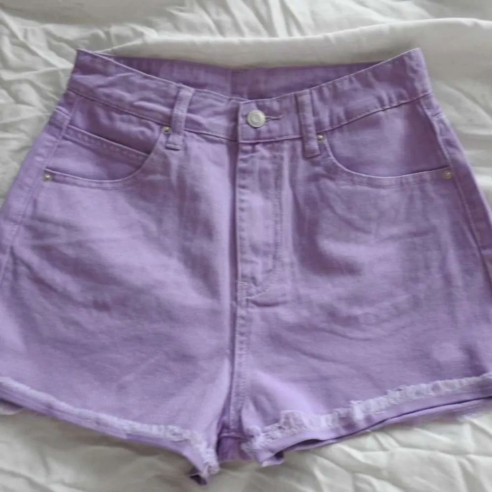 Snyggaste jeans shortsen 🤩 så fina till sommaren, jättesköna men aldrig använda pga fel storlek. 🦋💕 . Shorts.