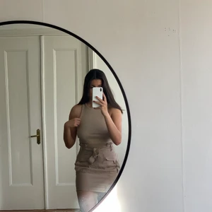 Beige kjol - En beige lite militär inspirerad kjol från hm köpt förra sommaren, då den tyvär e för liten kan jag ej använda den mer:(