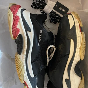 BALENCIAGA Triple S - Balenciaga Triple S size eu 43. Köpta från balenciaga.com, använda men i bra skick finns fortfarande mycket liv i dem. Extra skosnöre OG box och dustbag medföljer.