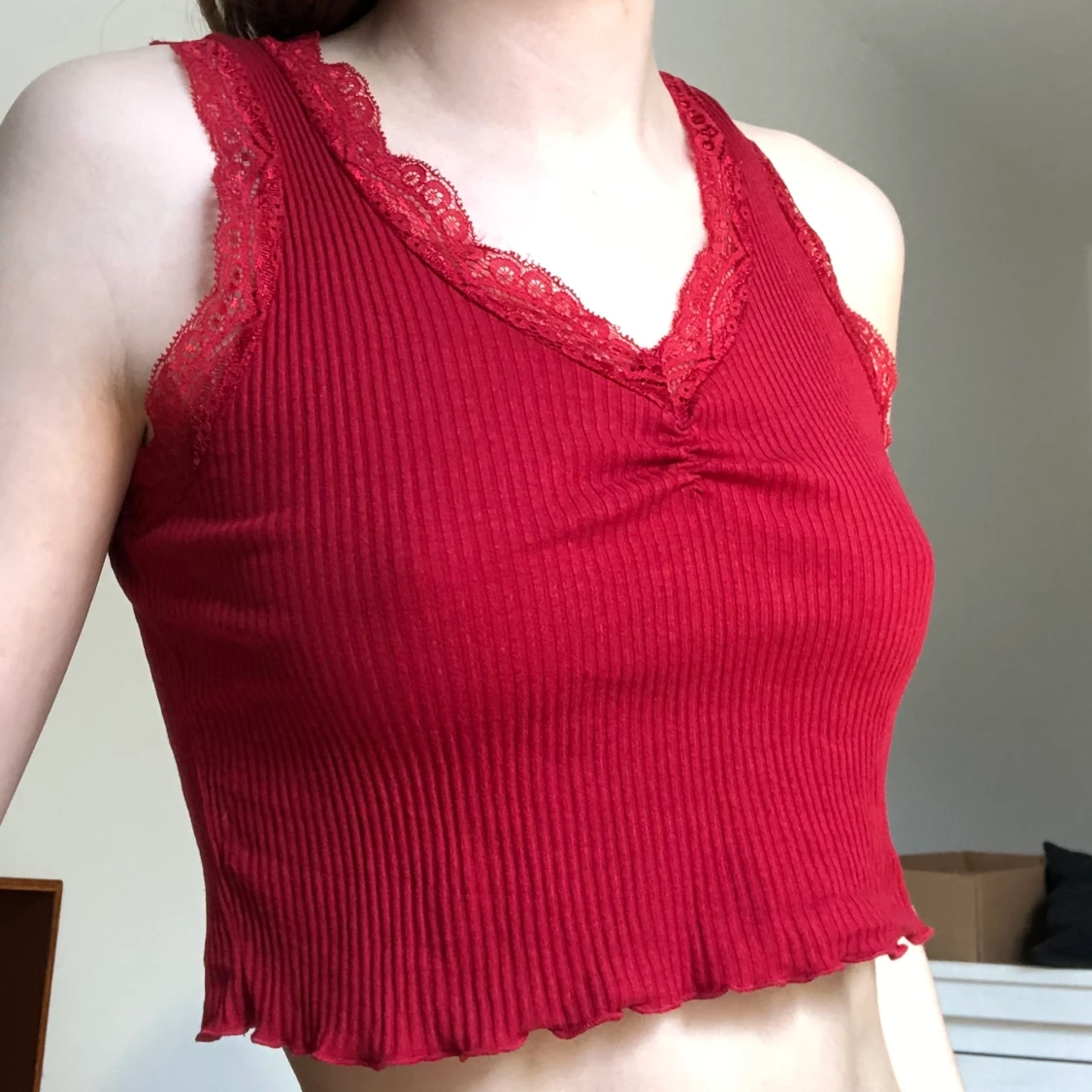 Rött linne med spets