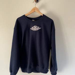 Custom ”Air dior” sweatshirt i mörkblå (herrstorlek Large) sitter skönt o oversized, BUDA!