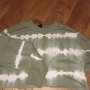 Tröja - En grön magtröja jätte fin men har en fläk där framme som inte går bort