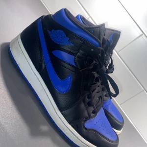 Jordan 1 mid ”Royal”  - Säljer mina Jordan 1 mid som är i ett väldigt bra skick skulle säga 8,5 i skick ! Storlek 44 