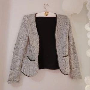 🤍 mjuk blazer cardigan från rut&circle 🤍 - säljer denna fina kavaj-kofta frön rut&circle! den är superfin och passar både till vardagsmys och lite festligare tillställningar! har 2 små fickor också tihi 💖💖