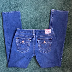 True religion jeans - Superfina true religion jeans med lite bootcut, inga täcken på användning. Dom är förstora och för långa för mig. Jag är 161 cm och har midjemått 63 cm, höftmått 80 cm. Fraktinfo står i bion🤩