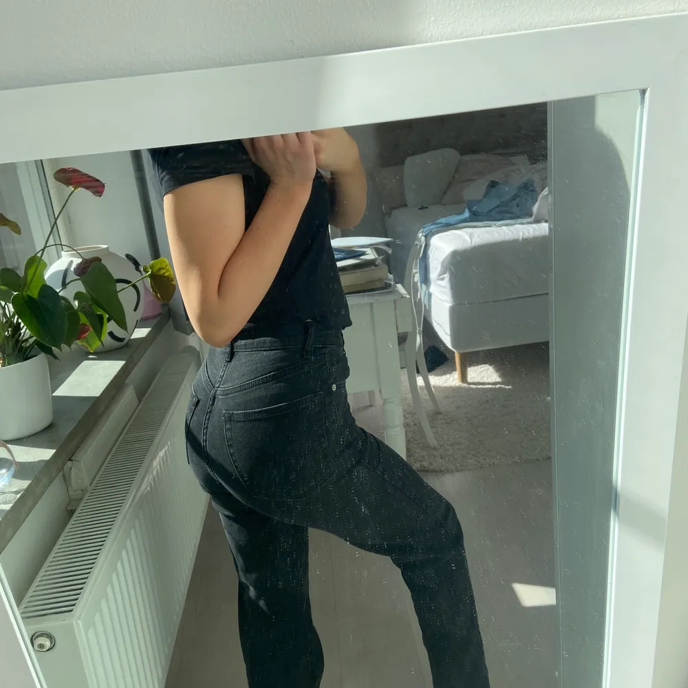 Ett par gråa jeans som går till allt, för små på mig men raka i benen och storlek 32 ⭐️. Jeans & Byxor.