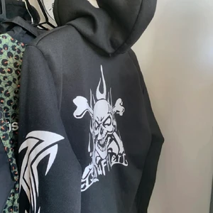vintage hoodie med döskalle  - Svart hoodie med dragkedja. Vintageskick, snygga tryck! finns tryck på baksidan framtiden luvan och ärmen!! lite nopprig 