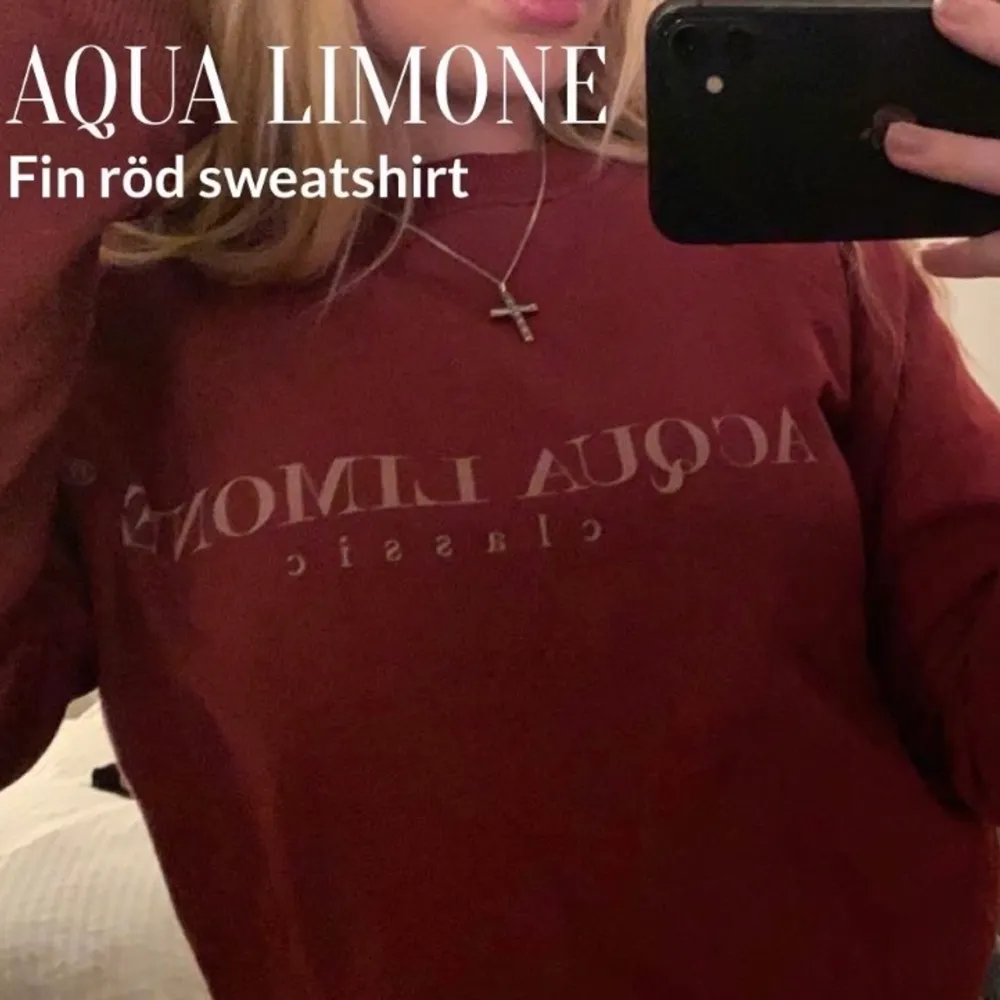 Röd aqua limone sweatshirt. Knappt använd, väldigt bra skick. Storlek XS (jag har S i vanliga fall men den sitter perfekt . Tröjor & Koftor.