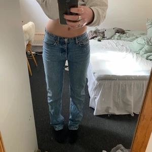 Slutsålda zarajeans!! - Sjukt snygga slutsålda lågmidjade jeans från zara. Säljer då de inte kommer till användning. Använda ca 2-3 ggr så i oanvänt skick! Väldigt (!!) långa i modellen, jag är 172💖