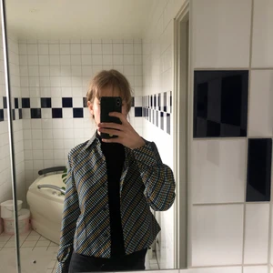 En rutig vintage skjorta  - En rutig vintage skjorta i 100% polyester som är lite kortare i modellen och köpt på Beyond Retro i Stockholm. 💓💓(köparen står för fraktkostnaden)💓💖💓