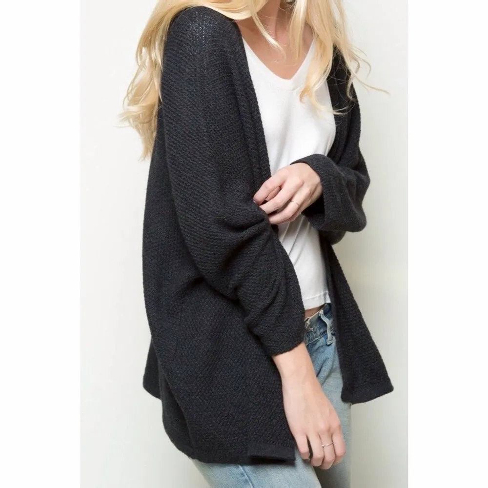 Flowy and relaxed fit open front textured knit long sleeve cardigan in charcoal. Runs longer on the sides, a soft v-opening in the back. Poly blend. One size fits all. No holes, tears, rips, stains, snags, fading. Smoke and pet free storage space. No other flaws to note. Disclaimer: Please expect some general wear in all secondhand pre-owned items as they have lived a previous life, so do not expect a mint item. . Tröjor & Koftor.