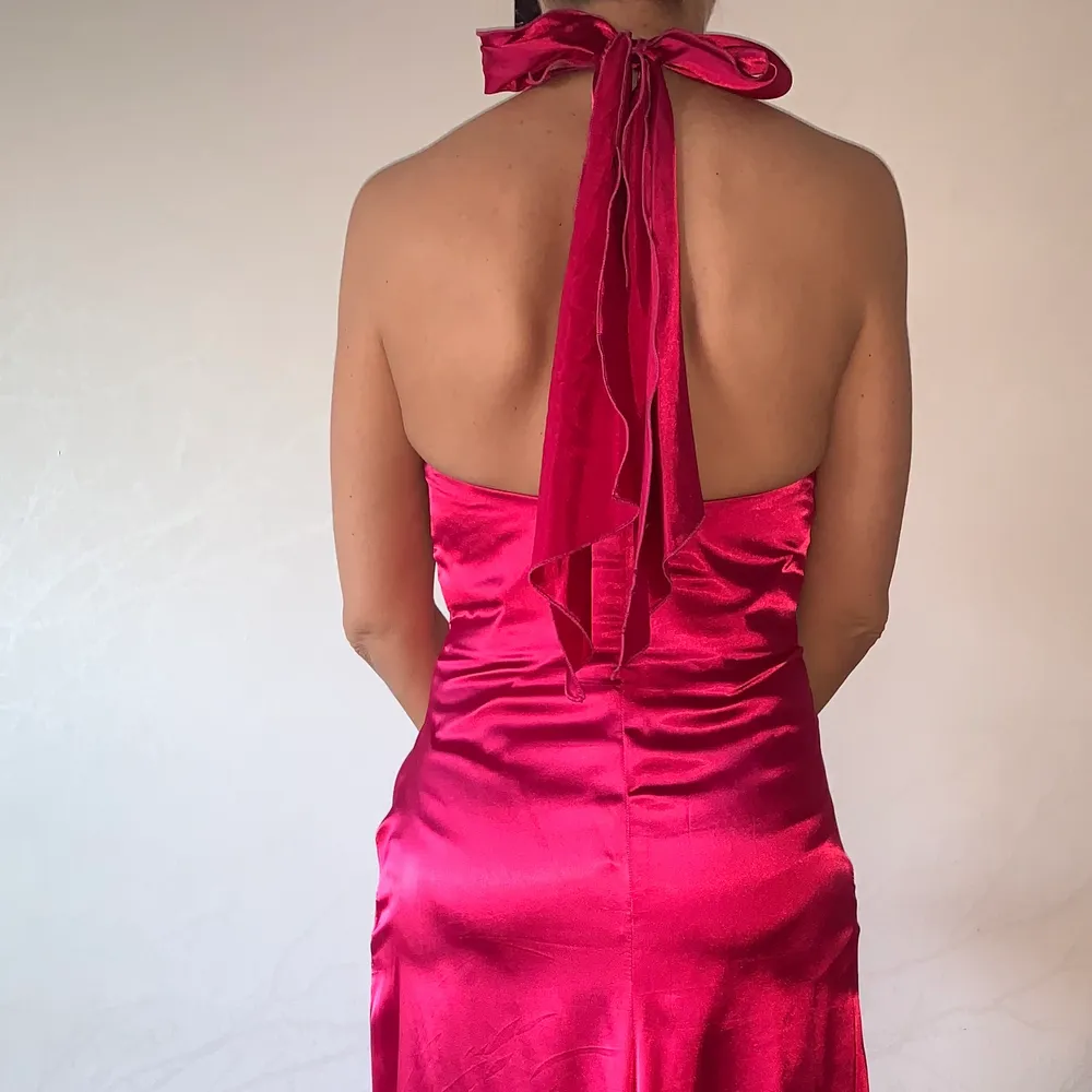 Säljer denna rosa klänning i storlek S. Den är använd en gång för en fest. Kontakta om det finns fler frågor. Kan även skicka fler bilder.. Klänningar.