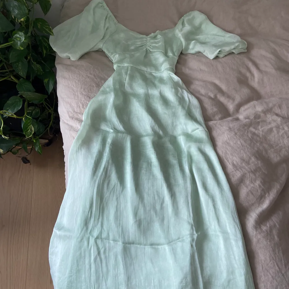 VÄLDIGT fin ljusgrön klänning till sommaren ☀️🤩🤗 Köparen betalar frakt! Den är lite skrynklig på bilden men går att strykas 🤗. Klänningar.