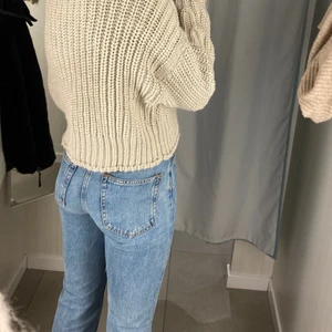 Jeans 27/32 (weekday-voyage) - Jag säljer ett par supersnygga jeans från weekday i modell voyage (straight, high waist), i storlek 27/32 och färgen ”pen blue”. De är i mycket fint skick, och har endast använts runt 10 gånger. Nypris var 500kr. Jag behöver tyvärr sälja då de är för små, men hoppas att de kan få en ny ägare. Skriv gärna ett meddelande om ni vill ha mer info, funderingar eller se fler bilder!💕 jag kan också ändra frakt till icke spårbar om ni vill ha lite billigare! 