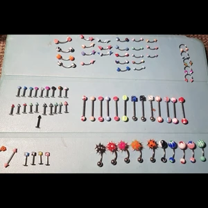 Piercingar - Piercing smycken till navel, näsa, ögonbryn, smily, tunga osv. Du får alla för 200kr. Annars säljer jag dem olika sorterna i kit för 50-100kr :)