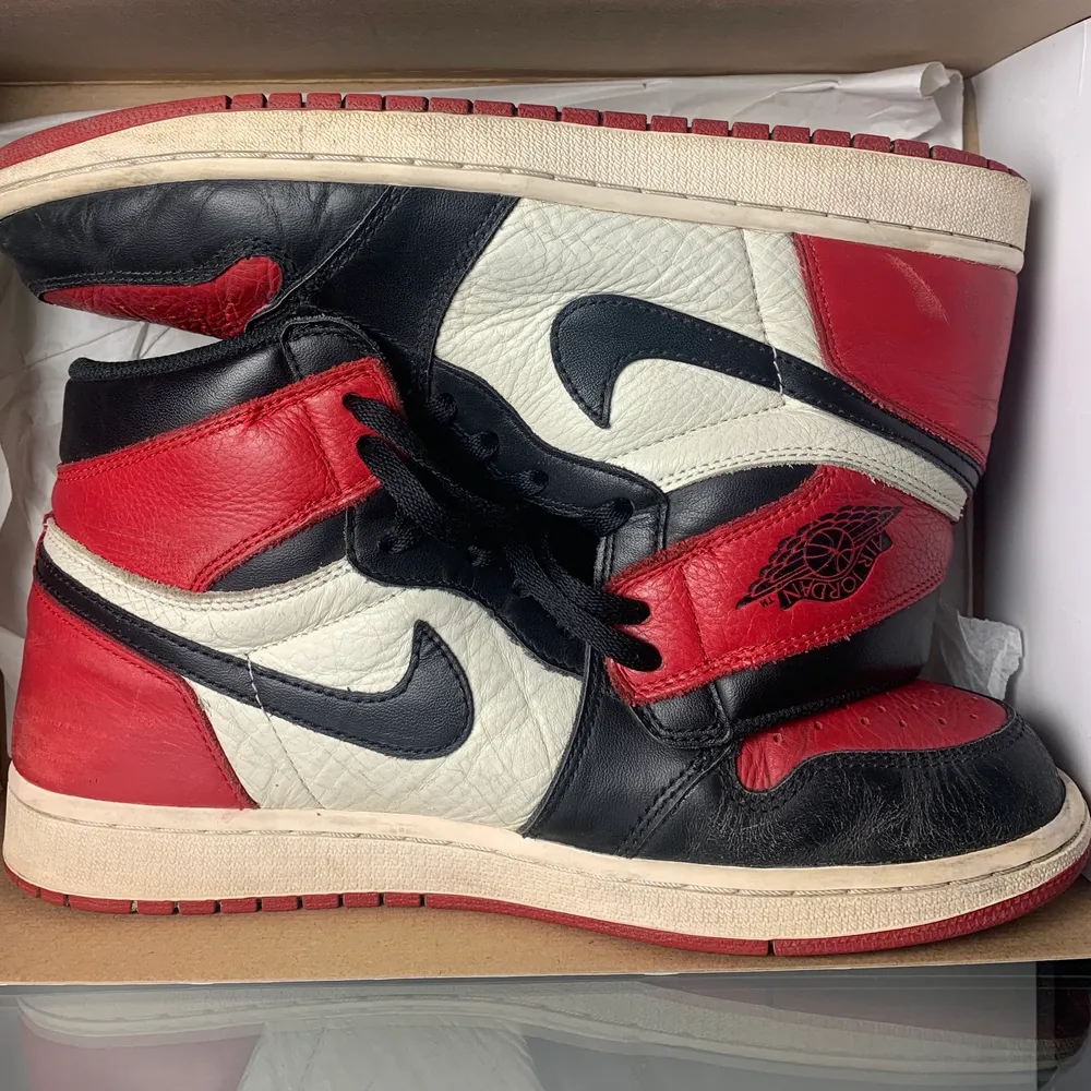 Jordan 1 Retro High Bred Toe (2018) 📏Size 11/45 EU -7/10-Worn but still in great condition! -500 US dollar/4500 Sek+Shipping -Og Box but only one pair of laces is being provided!  If you would like to purchase please send me a DM!  🌏Worldwide shipping! Price is paid via Paypal/Swish!   -Write me a message if you have any questions or offers!  #chicago #jordan1 #jordan #shoes #fashion. Skor.