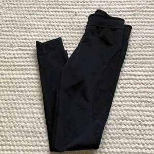 Svarta träningstights, MM sports strl M - Använda endast någon gång. Skön passform. Sitter på plats trots något lägre i midjan