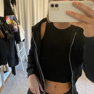 Kofta - Svart kofta från hm. Storlek xxs men skulle säga är som en xs/s. Skriv för mer bilder. 40kr+frakt 