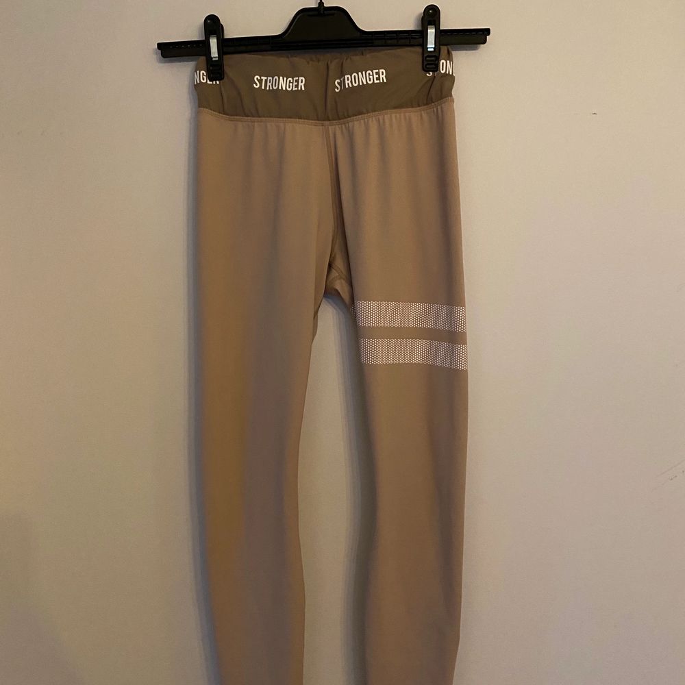 Säljer dessa superfina Sahara Stronger träningstights eftersom de inte kommer till användning. Använda 2 gånger. Super fint skick. Stronger märket på insidan är dock borttvättat eftersom att det var påklistrat men det syns inte från utsidan.. Övrigt.