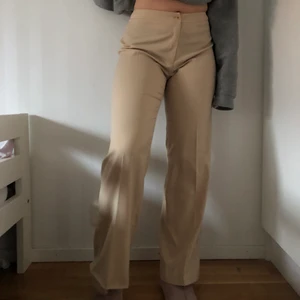 Beigea kostymbyxor  - Beiga kostymbyxor som jag aldrig använt🧸 köparen står för frakt! Igga toflorna hehe