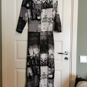 Svart-vit skjortklänning - Typ kimono, kaftanliknande med knappar hela vägen ner. Har älskat den här som jag köpt här på plick men nu har den blivit för liten 😔