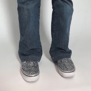 Balla Vans!! - Säljer dessa asballa egendesignade vans!! De är silvriga och i bra skick, dock lite slitna inuti. På baksidan står det ”from Grandma”, vilket är ett mindre märke med remakeade kläder☺️ Frakt tillkommer, kan även mötas upp. Kontakta mig vid frågor🤠👊