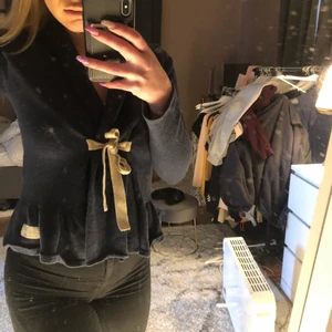 Odd Molly kofta  - Super söt odd Molly kofta i bra skick 💫  strl 0, passar mig som har storlek XS/S. Sorry för smutsig spegel 🤣 