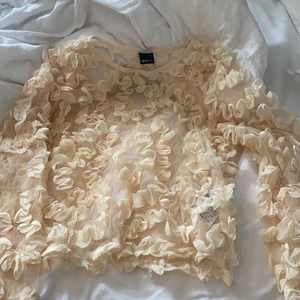 Gina Tricot - Hej, säljer en Gina Tricot tröja som pssar bra till fest 