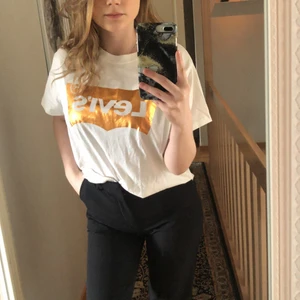 Levis t-shirt  - Detta är en oversized t-shirt från Levis i lite kortare format som jag aldrig använt pågrund av att det inte riktigt är min stil. Så den är i nyskick. Det är storlek S och sitter väldigt fint.