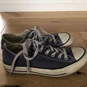 Converse storlek 39 - Superfina låga coverse i storlek 39,5. Självklart äkta. Säljer då jag har flera andra par som jag använder mer. Har egentligen storlek 38 men dessa funkar utmärkt. Spårbar frakt tillkommer😇💖