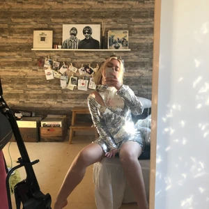 Paljettklänning - SÅ snygg klänning från en av Linn Ahlborgs kollektioner med NA-KD, med långa ärmar och en slits i ena axeln. Blev helt kär i den här och det tar emot att sälja men den är aningen för stor för mig så har bara använt den två eller tre gånger. Fick så många komplimanger på öppningsfesten för Fleabag i London - bland annat av Martin McDonagh - så det är verkligen en klänning för den som vill vara i centrum!🤍