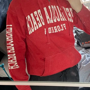 Vintage Hoodie ”Florida” - Storleken är M, passar helt klart S och möjligtvis XS med ifall du vill ha oversized. Cond på hoodien är en stark 7,5/10. Dragkedjan på framsidan går bara ner till bröstet ungefär. På bilden har jag S i dam ifall du vill jämföra med dig själv. Kom ihåg att kläder inte har något kön, därför klassar jag detta som unisex. Ifall du vill ha mer bilder eller mått är det bara att kontakta