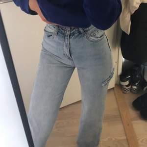 Säljer mina superfina bershka jeans med en snygg slitning på sidan, då de har blivit lite för korta, är runt 169 cm och är någon centimeter för korta, sitter sjukt bra i midjan och superbekväma. Nypris Runt 350kr💞💞